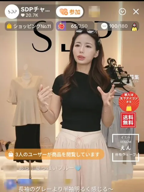 SDPチャンネルの TikTok LIVE 画面。クリエイターがニットを紹介している